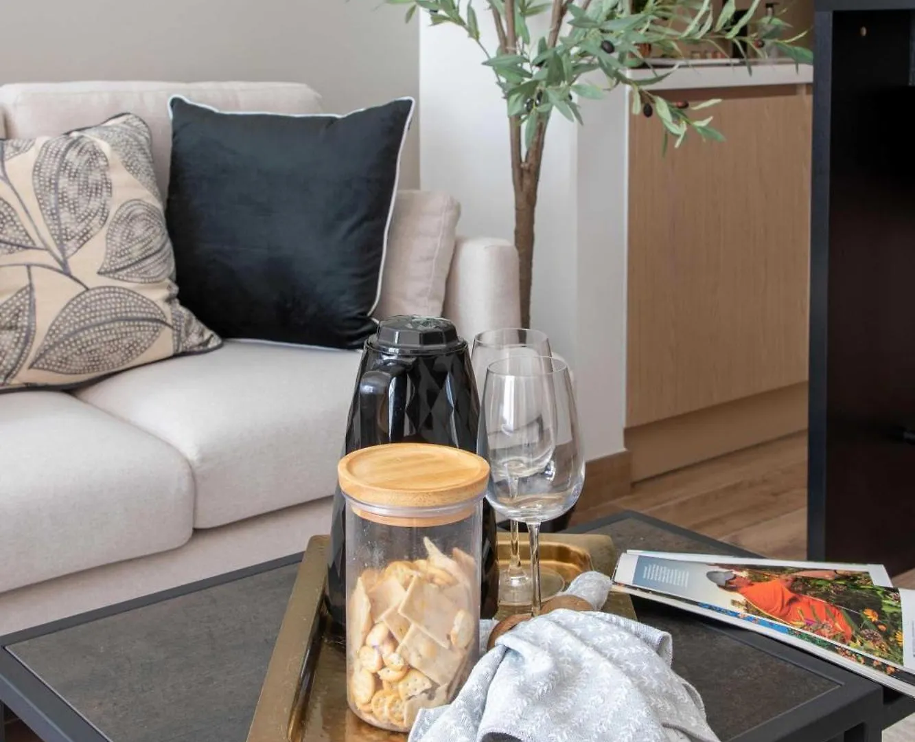 Frank Porter - Oakley Square Residences Dubai United Arab Emirates