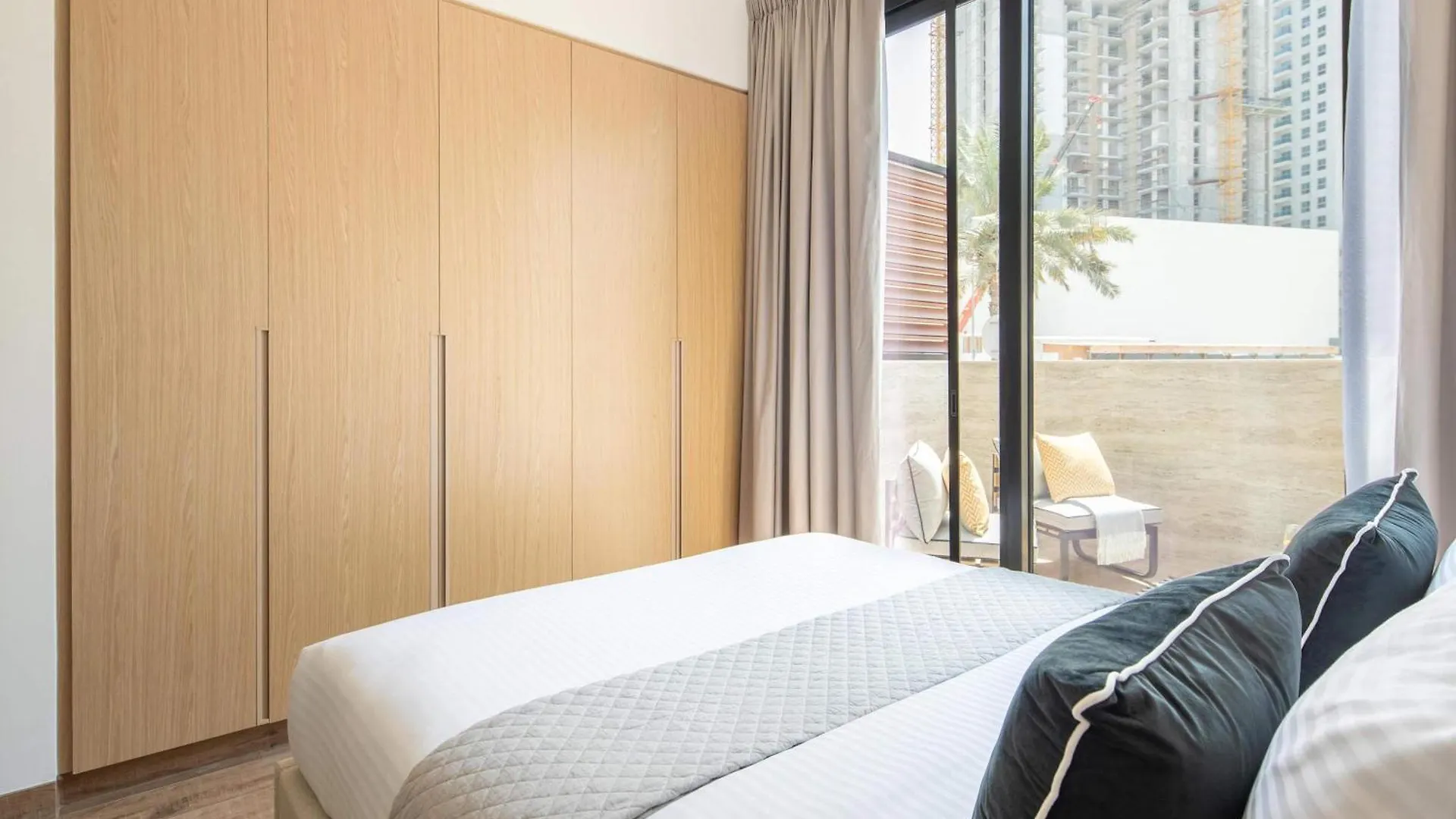 Frank Porter - Oakley Square Residences Dubai 0*,